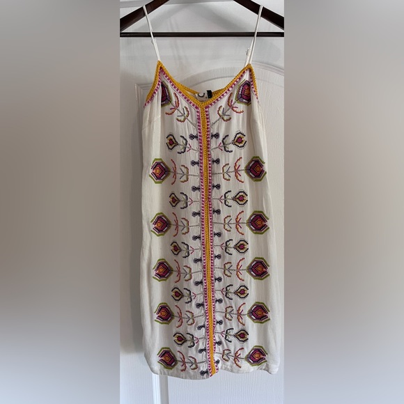 Anthropologie Embroidered Akemi + Kin Dress (size 2P) - Picture 2 of 5